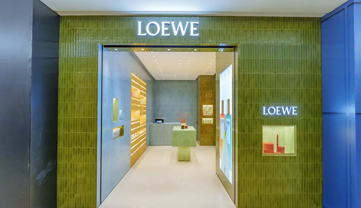 Kabar baik dari LOEWE Perfumes, yang membuka butik permanen baru pertamanya di Plaza Indonesia. Dengan tampilan butik yang apik, LOEWE Perfumes hadir dengan nuansa tropis yang memikat. / Foto : doc LOEWE Perfumes.