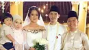 "Congrats Ayah Teh and lots of love from all of us. You have always been a filial son and a good brother. We wish you all the best in this new adventure of yours. Semoga dipermudahkan semuanya ameen." Tulis pemilik akun iestatiptra. (Instagram)
