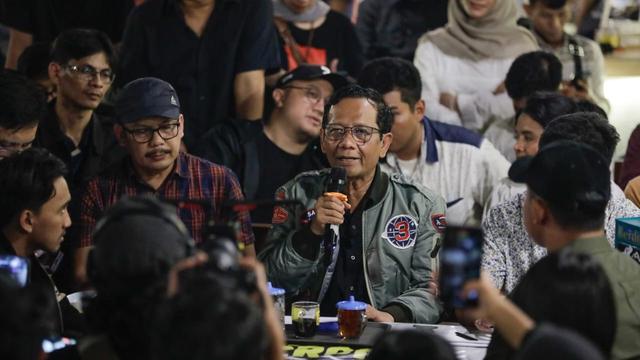 Calon wakil presiden (Cawapres) nomor urut 3 Mahfud MD saat menghadiri acara dialog bersama masyarakat bertajuk ‘Tabrak Prof!’ di Kafe Borjuis, Kota Semarang, Jawa Tengah (Jateng), Selasa (23/1/2024)