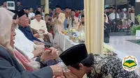 Pemandangan Gus Iqdam begitu menghormati gurunya, KH Nurul Huda Djazuli. Pertemuan murid dan guru ini terjadi pada pernikahan anak Gus Kautsar (TikTok)