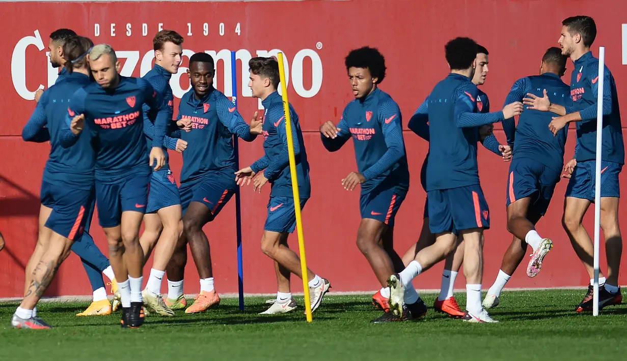 Gelandang Sevilla, Jesus Navas (kiri) mengikuti sesi latihan sebelum menjamu Chelsea pada matchday kelima Grup E Liga Champions, di sport City di Seville pada Selasa (1/12/2020). Pertandingan antara Sevilla kontra Chelsea nanti akan menjadi laga perebutan gelar juara grup E. (CRISTINA QUICLE /AFP)