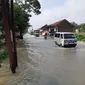 Banjir sempat menghambat lalu lintas di sejumlah titik jalur nasional di Cilaca, Jumat (15/7/2022). (Foto: Liputan6.com/BPBD Cilacap)