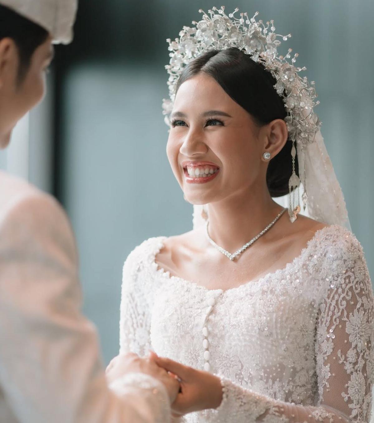 Detail Busana Shenina Cinnamon dari Kebaya Akad yang Anggun hingga Gaun Mini After Party