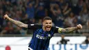 Striker Inter Milan, Mauro Icardi, melakukan selebrasi usai mencetak gol ke gawang Juventus pada laga Serie A di Stadion Giuseppe Meazza, Sabtu (28/4/2018). Inter Milan takluk 2-3 dari Juventus. (AP/Antonio Calanni)