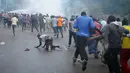 Para pengunjuk rasa melarikan diri dari polisi dalam bentrokan di Nairobi, Kenya (16/5/2016). Pengunjuk rasa menuntut pembubaran otoritas pemilu karena adanya dugaan korupsi. (REUTERS/Goran Tomasevic)