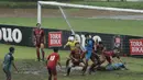 Kemelut terjadi di depan gawang UPI pada laga final Torabika Campus Cup 2017 di Stadion Cakrawala, Malang, Kamis (23/11/2017). UMM menang WO atas UPI. (Bola.com/M Iqbal Ichsan)