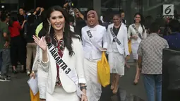 Finalis Puteri Indonesia 2018 melambaikan tangan ketika mendatangi gedung KPK di Jakarta, Senin (5/3). Sebanyak 39 finalis Puteri Indonesia 2018 mendatangi KPK untuk mendapat pembekalan tentang pencegahan korupsi. (Liputan6.com/Herman Zakharia)