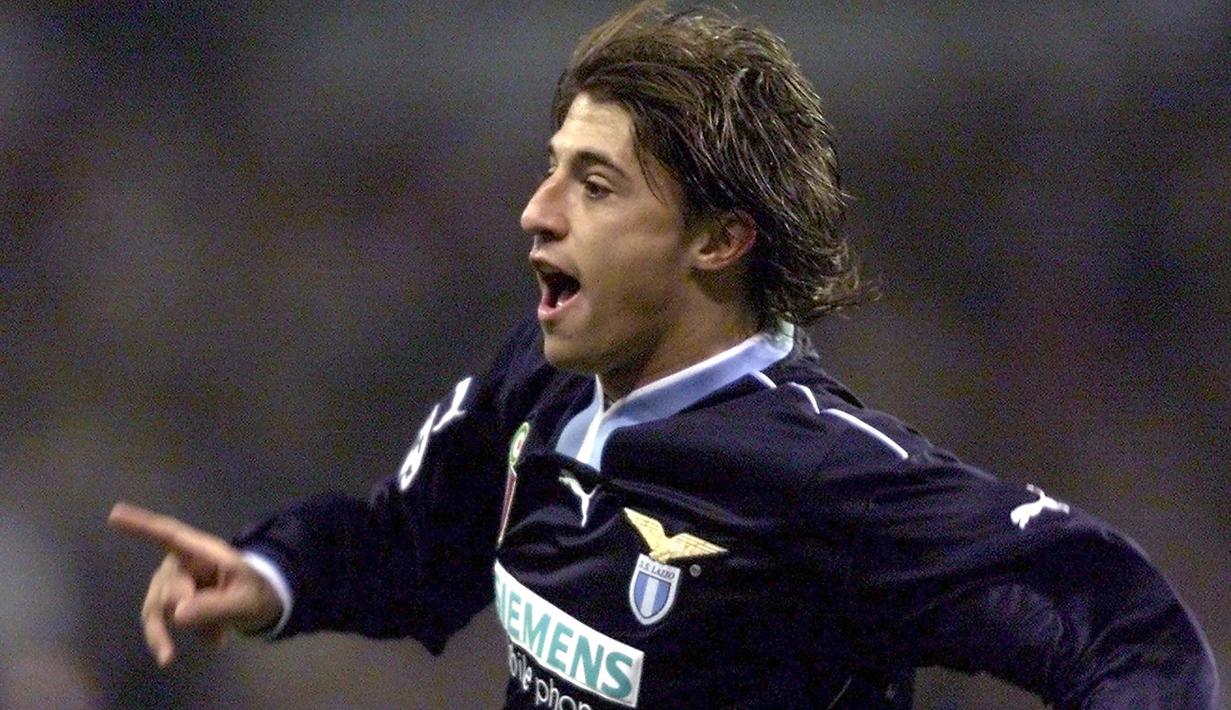 Selebrasi striker Lazio, Hernan Crespo setelah mencetak gol ke gawang Real Madrid dalam laga Liga Champions 2000/2001 di Santiago Bernabeu Stadium, Madrid (13/2/2001). Eks striker Argentina ini pernah menjadi bagian Lazio setelah didatangkan dari Parma pada awal musim 2000/2001 dengan nilai transfer 56,81 juta euro atau kini setara Rp927 miliar. (AFP/Christophe Simon)