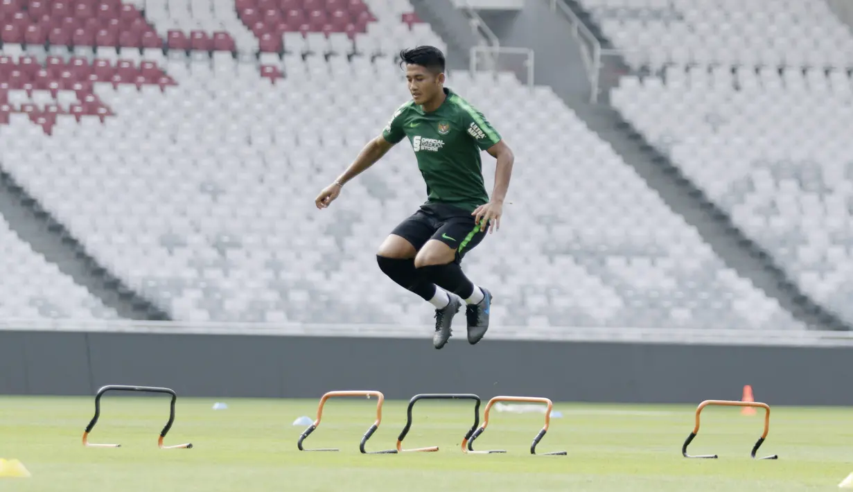 Pemain Timnas Indonesia, I Putu Gede, saat latihan jelang laga Kualifikasi Piala Dunia 2022 di SUGBK, Jakarta, Rabu (2/10). Indonesia akan berhadapan dengan Uni Emirat Arab. (Bola.com/M Iqbal Ichsan)