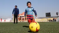 Murtaza Ahmadi (5) memakai kostum dari kantong kresek saat bermain sepak bola di markas Federasi Sepak Bola Afghanistan di Kabul, (2/2). Ahmadi tenar setelah fotonya dengan mengenakan kostum kresek "Messi" menyentuh hati netizen. (REUTERS / Omar Sobhani)
