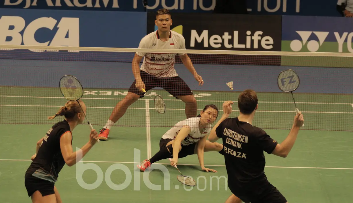 Ganda campuran Indonesia, Praveen Jordan/Debby Susanto, melawan pasangan Denmark, Mathias Christiansen/Sara Thygesen, di Indonesia Open 2017 di JCC, Selasa (13/6/2017). Pasangan Indonesia takluk  21-15, 19-21, 11-21. (Bola.com/M Iqbal Ichsan)