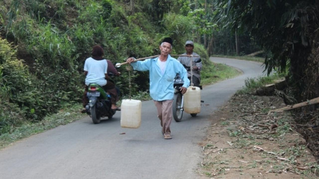 Kekeringan, kakek di Malang rela jalan kaki 2,5 km demi air bersih