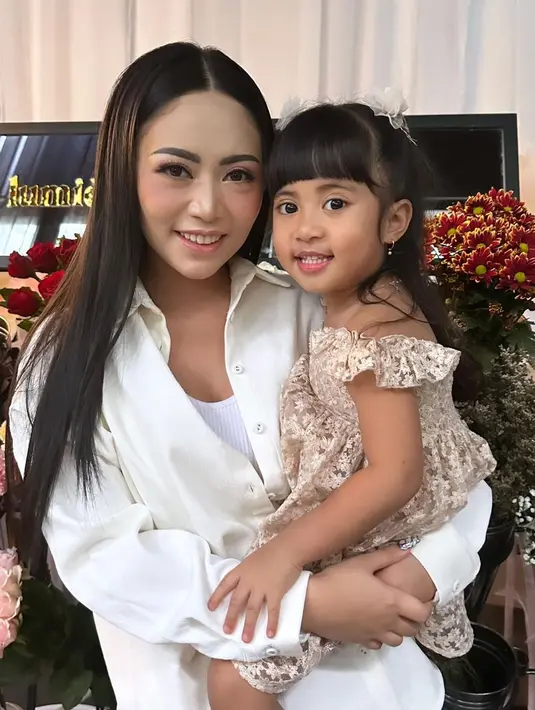 Makin bertumbuh, Chava semakin menggemaskan di mata netter dengan berbagai posenya. [Instagram @rachelvennya]