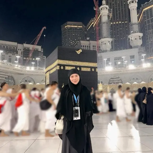 Potret 6 Artis Mualaf Jalani Ibadah Umroh, Jadi Perjalanan Tak Terlupakan