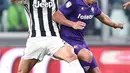 Aksi pemain Juventus, Daniele Rugani (kiri) berebut bola dengan pemain Fiorentina, Giovanni Simeone pada lanjutan Serie A di Allianz Stadium, Turin, (20/9/2017). Juventus menang 1-0. (Alessandro Di Marco/ANSA via AP)
