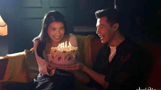 Artis penyanyi Christie dalam video klip single terbarunya