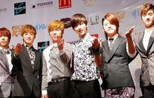 Member U-KISS lelang album dan kaos untuk banjir Jakarta