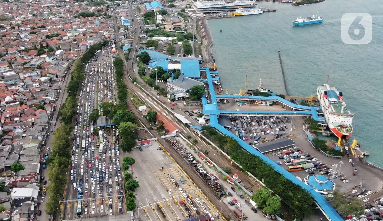 <p>Pantauan udara kendaraan pemudik memadati Pelabuhan Merak, Banten, Jumat (29/4/2022). Pemudik yang mulai melakukan antre kendaraan di Pelabuhan Merak mulai terlihat padat jelang arus mudik Lebaran 2022. Tak tanggung-tanggung, antrean berlangsung hingga berjam-jam. (Liputan6.com/Angga Yuniar)</p>