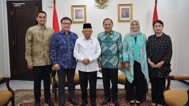 Wakil Presiden Ma'ruf Amin bertemu dengan Komisaris Utama Tokopedia, Agus Martowardojo bersama jajarannya di Kantor Wapres, Jalan Merdeka Utara, Rabu (30/10/2019).
