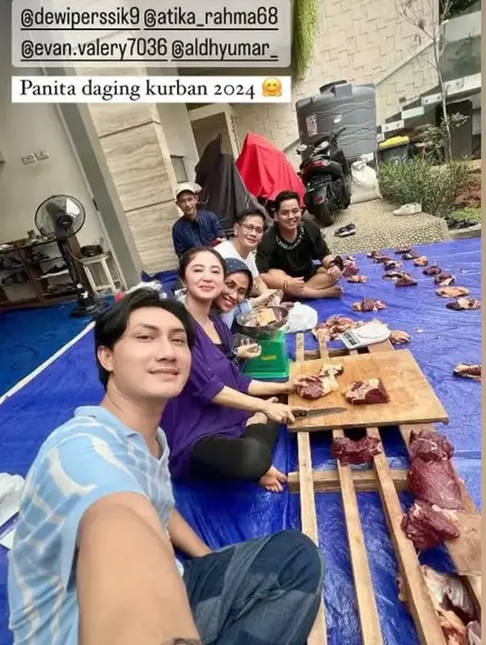 Sempat berkonflik masalah kurban tahun lalu, tahun ini Dewi Perssik memilih untuk menyembelih kurban di rumahnya sendiri. Diketahui bahwa tahun ini, Dewi Perssik kurban 3 sapi dan 1 kambing. Tidak hanya satu tempat, namun hewan kurbannya ini ada yang disembelih di Jember, kota kelahirannya. Dengan penuh semangat dan gembira, ia memotong dan membungkus daging kurban. (Liputan6.com/IG/@dewiperssik9)