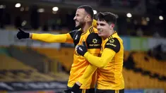 Gelandang Wolverhampton Wanderers, Roman Saiss (kiri) melakukan selebrasi usai mencetak gol ke gawang Tottenham Hotspur dalam laga lanjutan Liga Inggris 2020/21 pekan ke-15 di Molineux Stadium, Minggu (27/12/2020). Wolherhampton bermain imbang 1-1 dengan Spurs. (AFP/Carl Recine/Pool)