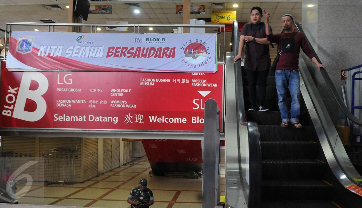 Pengunjung berada di kasawan perbelanjaan Tanah Abang, Jakarta, Jumat (2/12). Adanya demo 2 Desember kawasan tanah abang relatif sepi meski hanya beberapa pedagang yang membuka tokonya. (Liputan6.com/Helmi Afandi)