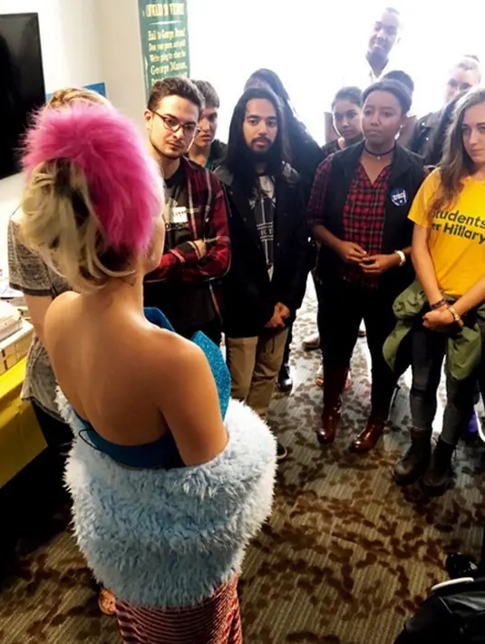 Miley juga mengunggah 3 buah foto yang disertai tulisan “Kampanye untuk @HillaryClinton hari ini di GMU di VA  mengajak anak muda untuk suka rela dan memilih!!!” dengan hastag #imwithher. (doc.hollywoodlife.com)