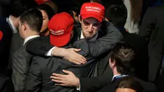 Dua pendukung capres dari Partai Republik Donald Trump saling berpelukan saat menyaksikan hasil perhitungan suara Pilpres AS 2016 di Manhattan, New York, AS, (8/11). (REUTERS/Mike Segar)