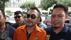 Mantan Ketua Parfi, Gatot Brajamusti didatangkan dari Polda NTB ke Polda Metro Jaya, Jakarta, untuk menjalani pemeriksaan, Jumat (21/10).  Pemimpin Padepokan Brajamusti itu mendapat kawalan ketat dari pihak Subdit Resmob. (Liputan6.com/Herman Zakharia)