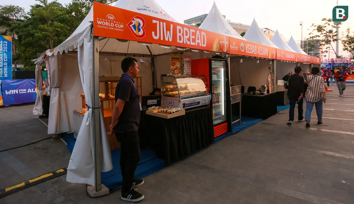 Stan makanan di Fan Zone Piala Dunia FIBA 2023 yang terletak di Senayan Park, Jakarta, Rabu (23/08/2023). (Bola.com/Bagaskara Lazuardi)