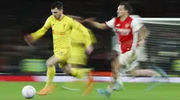 Bek Liverpool, Andrew Robertson membawa bola saat bertanding melawan Arsenal pada pertandingan lanjutan Liga Inggris di Emirates Stadium, London, Kamis (17/3/2022). Liverpool menang atas Arsenal 2-0. (AP Photo/Ian Walton)