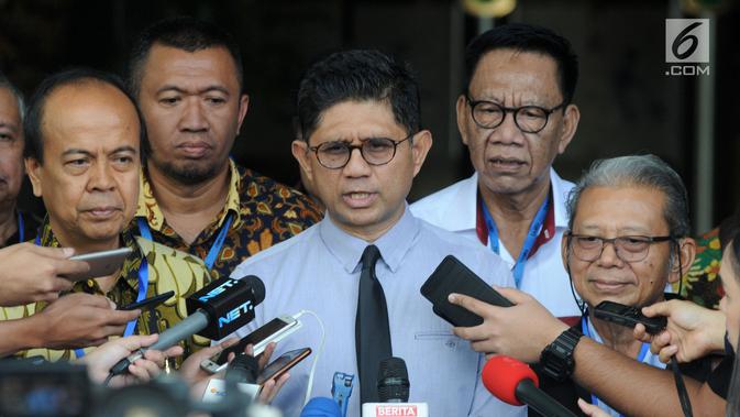 Wakil Ketua KPK Laode M Syarief (tengah) didampingi Ketua Senat UNJ Hafid Abbas dan Ketua Panitia Pemilihan Rektor UNJ Bedjo Sujanto memberikan keterangan pers usai pertemuan tertutup di gedung KPK, Jakarta, Rabu (31/07/2019). Pertemuan membahas pemilihan Rektor UNJ. (merdeka.com/Dwi Narwoko)