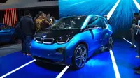 BMW i3 hadir sebagai mobil listrik yang diperkenalkan BMW di GIIAS 2017. (Foto: Rio Apinino)