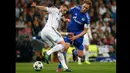 Penyerang Real Madrid, Karim Benzema (kiri) berusaha melewati bek Schalke 04 Benedikt Howedes di leg kedua 16 besar Liga Champions di Stadion Santiago Bernabeu, Madrid, Spanyol, (10/3/2015). Schalke 04 Menang 4-3 atas Real Madrid. (Reuters/Susana Vera)