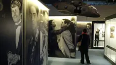 Seorang pengunjung mengunjungi pameran yang didedikasikan untuk James Bond di aula utama Grande Halle de la Villette, Paris, Rabu (13/4). Pameran ini menyajikan lebih dari 500 benda asli yang berkaitan dengan karakter yang terkenal. (PATRICK Kovarik/AFP)