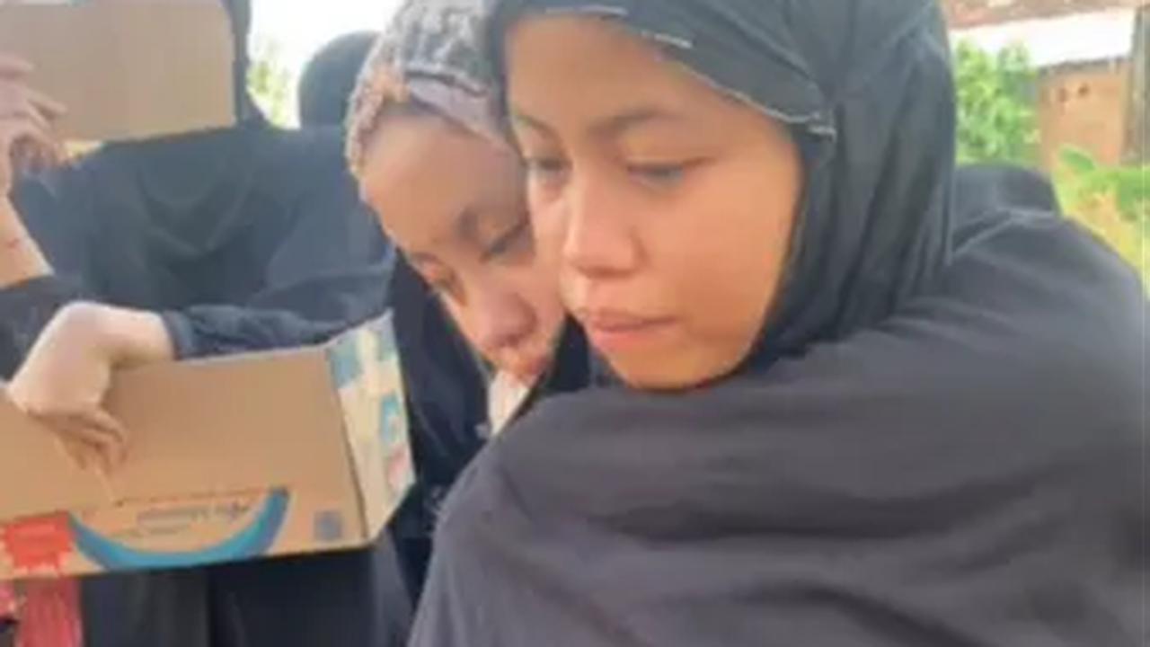 "Terimakasih ayah, tenang dialam sana Atu, Mama, Abang, Adek udah Ikhlas melepas Ayah sampai bertemu nanti di Syurga terindahnya Allah Swt Aamiinn.... Alpian Mansyur bin Hi. Wan Mansyur Alfatihah😇🤲🏻," tutup Pitri. <br>