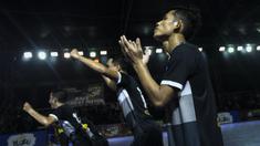 Pemain Kerambah FC melakukan selebrasi usai mengalahkan Al-Falah pada laga Grand Final Futsal Battle di Mall Taman Anggrek, Jakarta, Minggu (14/10). Kerambah FC juara melalui adu penalti. (Bola.com/Vitalis Yogi Trisna)