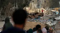 Warga Palestina di Gaza bagian utara bermigrasi ke Gaza bagian selatan melewati tentara dan tank Israel saat serangan Israel berlanjut di Kota Gaza, Gaza pada 18 November 2023. (Foto oleh Ashraf Amra via https://twitter.com/amra_ashraf)