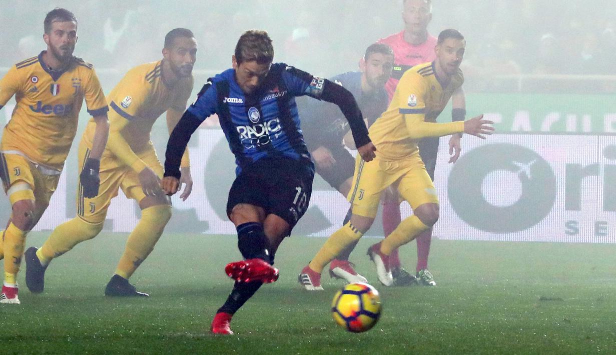 Aksi pemain Atalanta, Alejandro Dario Gomez saat melakukan tendangan penalti ke gawang Juventus  pada leg pertama semifinal Coppa Italia di Atleti Azzurri d'Italia stadium, Bergamo, Italia, (30/1/2018). Juventus menang 1-0. (Paolo Magni/ANSA via AP)