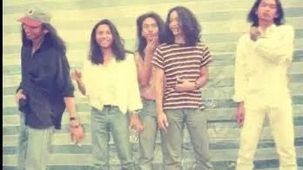 Foto lawas Anang hermansyah langsung banjir komentar dari netizen. Mereka menuliskan berbagai komentar di postingan Anang.<br>