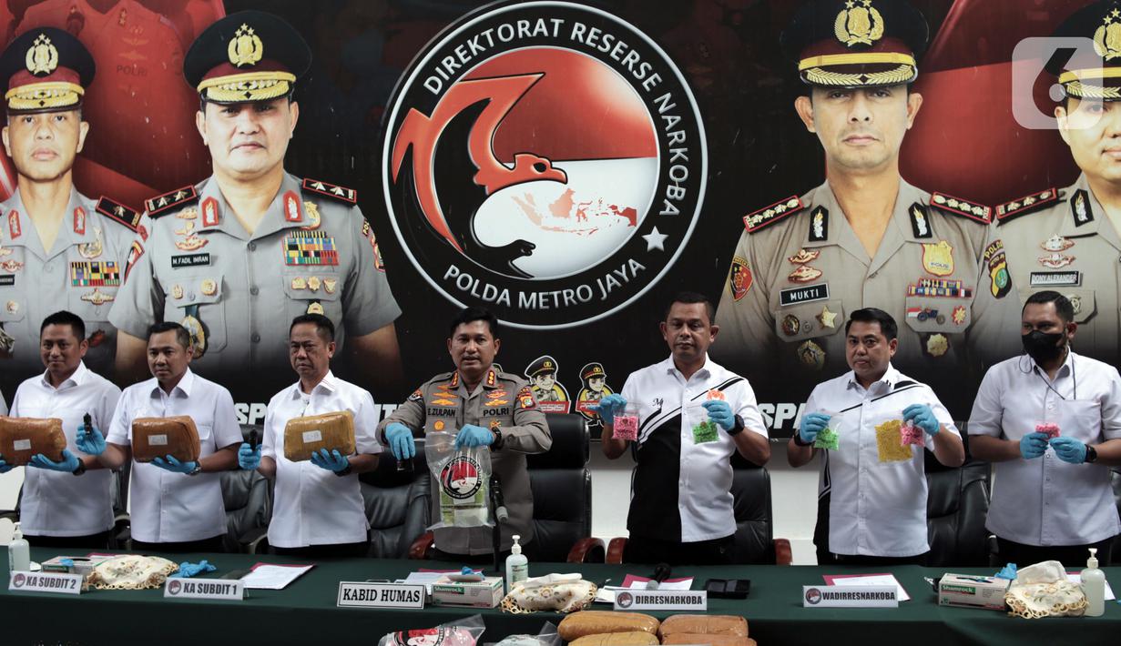 Kabid Humas Polda Metro Jaya Kombes Pol E. Zulpan (tengah) didampingi Ditnarkoba Kombes Pol Mukti Juharsa beserta jajaran menunjukkan barang bukti saat rilis hasil Operasi Kewilayahan Nila Jaya 2022 di Mapolda Metro Jaya, Jakarta, Selasa (13/12/2022). Direktorat Reserse Narkoba Polda Metro Jaya bersama Satuan Reserse Narkoba Polres berhasil mengamankan 278 tersangka dari 222 kasus serta barang bukti berupa 13,7 Kg sabu, 147,22 Kg ganja, 2.088 butir ekstasi, 229.759 butir obat baya, 119 gram tembakau sintetis, dan 1,17 liter cairan narkotika dalam Operasi Nila Jaya 2022 yang berlangsung 16-30 November 2022. (merdeka.com/Iqbal S. Nugroho)