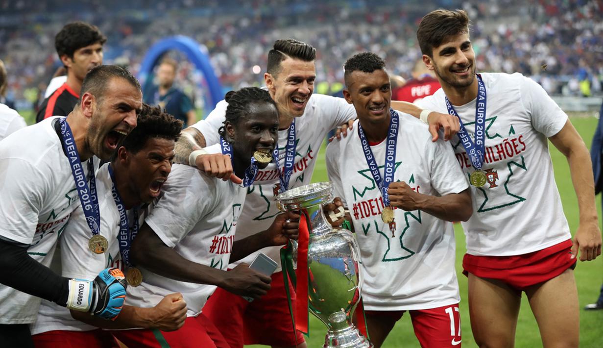 Pemain Portugal berpose dengan trofi juara Piala Eropa 2016, Senin (11/7/2016) dini hari WIB. (AFP/Valery Hache)