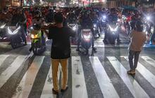 FOTO: Musik di Lampu Merah,  Kisah Kris Si Biola Jalanan dan Polemik Royalti