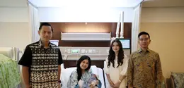 Intip gaya busana Selvi Ananda saat menjenguk Annisa Pohan setelah melahirkan anak kedua (@setwapres.ri)