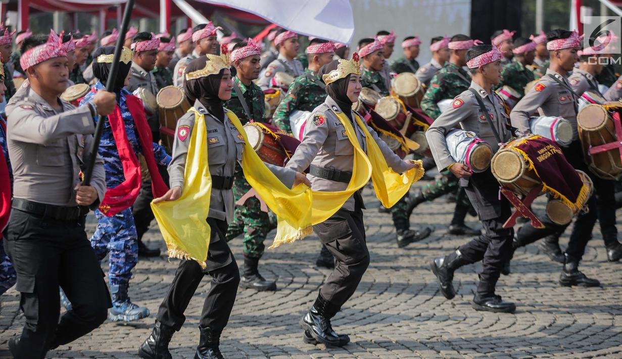 Aksi rampak gendang Polri dan TNI dalam HUT ke-73 Bhayangkara di Monas, Jakarta, Rabu (10/7/2019). HUT Bhayangkara ke-73 ini bertemakan ‘Dengan semangat Promoter, pengabdian Polri, untuk masyarakat, bangsa, dan negara. (Liputan6.com/Faizal Fanani)