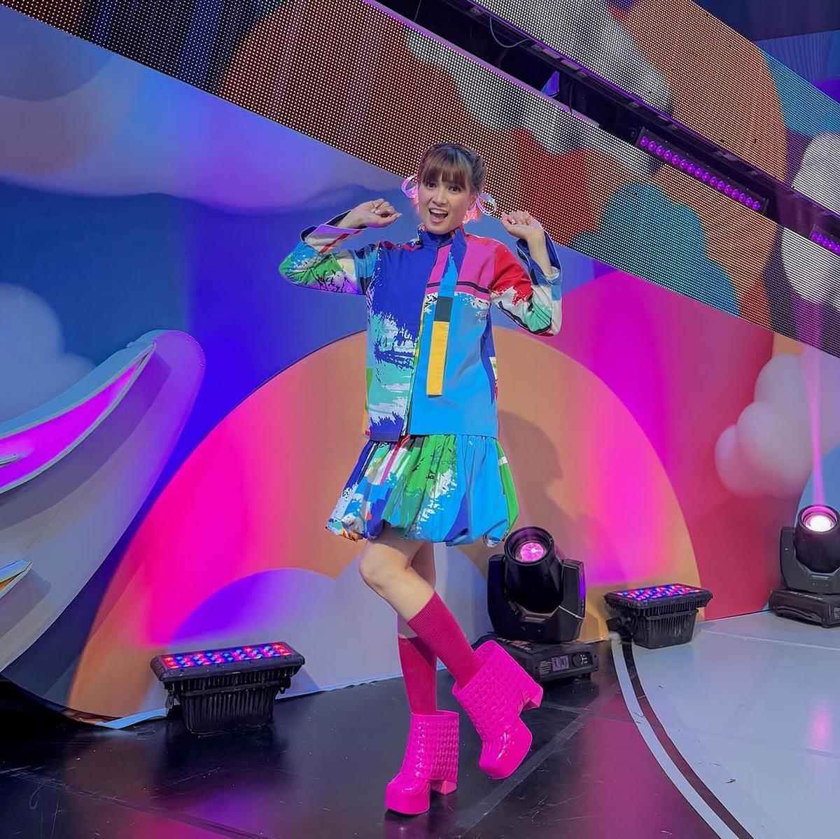Potret Terbaru Chika Jessica dengan Outfit Warna-Warni, Netizen Salfok Sama Sepatunya