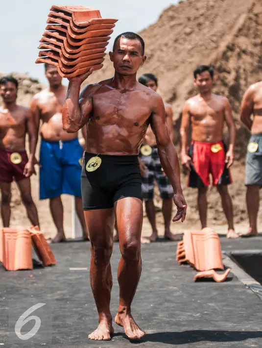 Berjalan tegap mengangkat hasil sebuah pekerjaan layaknya binaraga profesional, tak perduli menang atau kalah yang penting dapat ikut melestarikan budaya Jatiwangi. (Liputan6.com/Gempur M Surya)