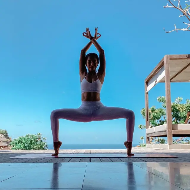 6 Potret Kirana Larasati saat Yoga di Alam Bebas, Makin Memesona