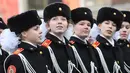 Tentara wanita Rusia saat mengambil bagian dalam parade militer di Lapangan Merah di Moskow pada 7 November 2016. (AFP Photo / Natalia Kolesnikova)