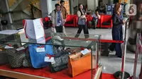 KPK juga melelang satu paket stik golf, serta berbagai merek mobil seperti Mercedes, Jeep Cherokee, dan Hyundai. (Liputan6.com/Angga Yuniar)